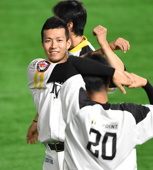 日本ハム戦に先発予定の千賀は甲斐野（手前）、和田らと明るい表情を見せる（撮影・今浪浩三）