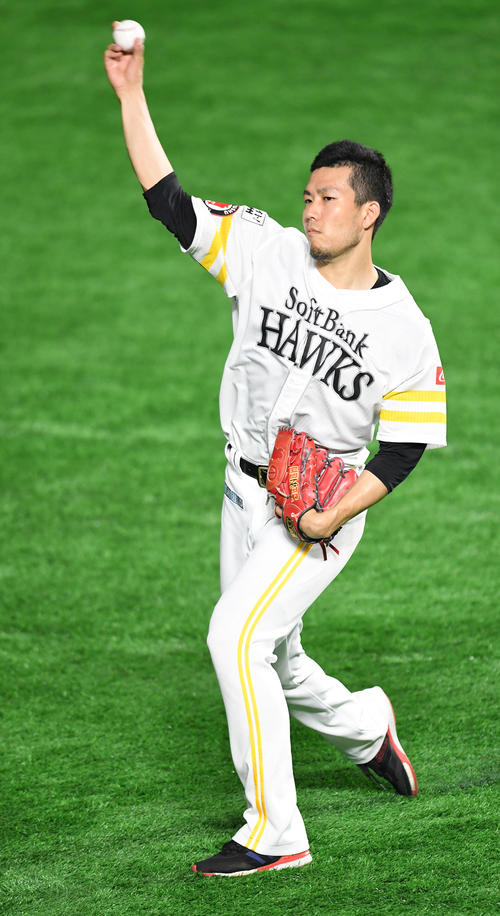 外野でキャッチボールする千賀（撮影・今浪浩三）