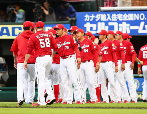 広島緒方監督（左から3人目）