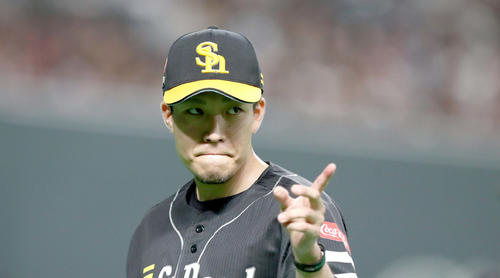 2回裏、三者凡退に抑え、ベンチに引き揚げる千賀（撮影・黒川智章）