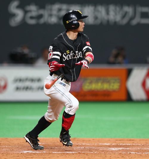5回表ソフトバンク無死二塁、右中間に適時三塁打を放つ明石（撮影・黒川智章）