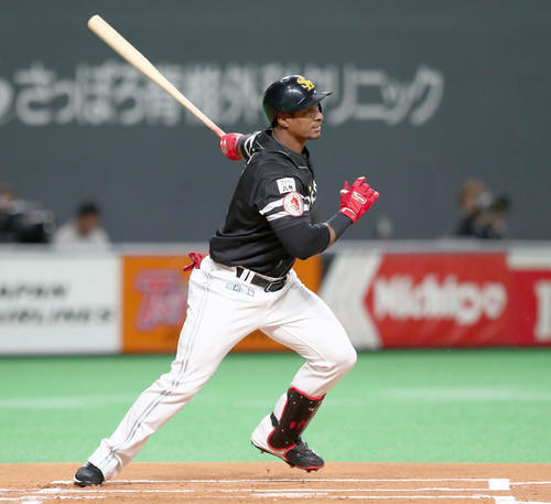 1回表ソフトバンク1死二塁、右前適時打を放つグラシアル（撮影・黒川智章）