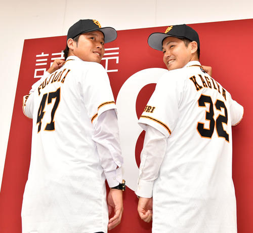 背番号を指さし笑顔を見せる巨人藤岡（左）と鍵谷（撮影・横山健太）