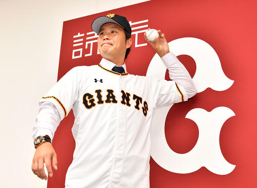 ユニホームを着て投球フォームを披露する巨人藤岡（撮影・横山健太）