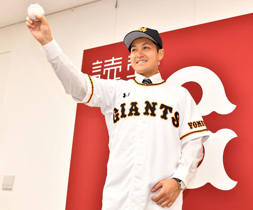 ユニホームを着て投球フォームを披露する巨人鍵谷（撮影・横山健太）