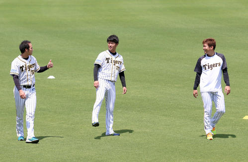リラックスしながら話す、左から青柳晃洋、高橋遥人、西勇輝（撮影・上山淳一）