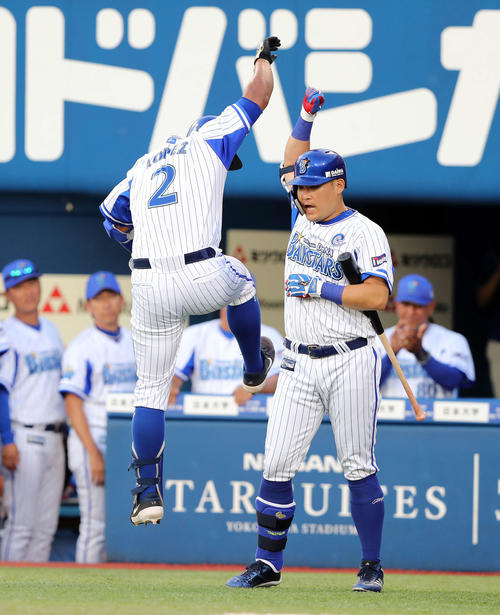 DeNA対広島 1回裏DeNA2死、ロペス(左)は左越え本塁打を放ち筒香に迎えられる(撮影・鈴木正人)