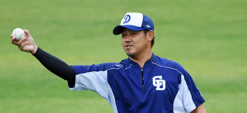 笑顔でキャッチボールを行う松坂（撮影・前岡正明）