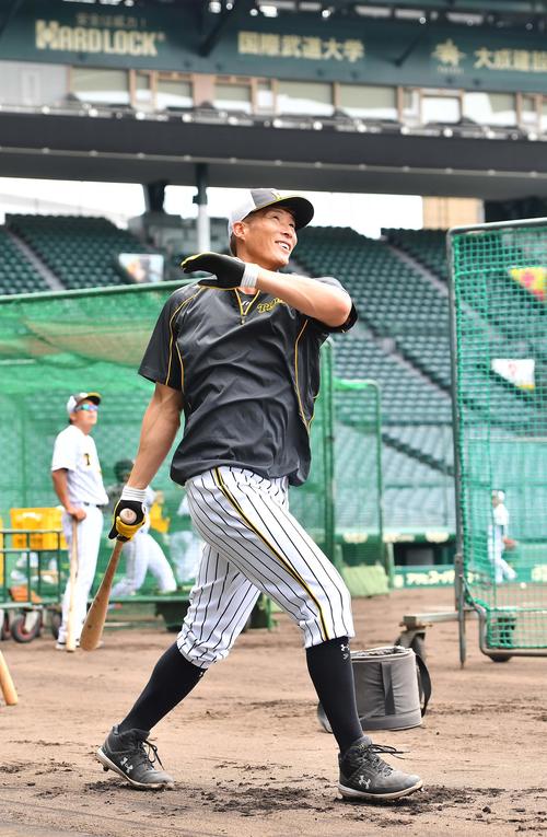 ロング打撃で快音を響かせ笑顔を見せる糸井嘉男（撮影・上田博志）