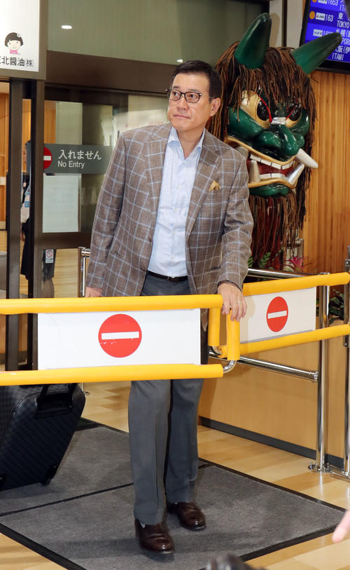 秋田空港に到着した巨人原監督（撮影・垰建太）