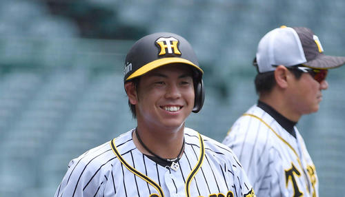 笑顔を見せながら打撃練習をする梅野（撮影・上田博志）