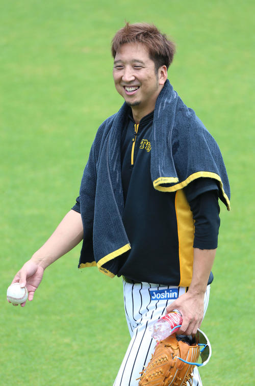 練習を終え、笑顔で引き揚げる藤川（撮影・上山淳一）