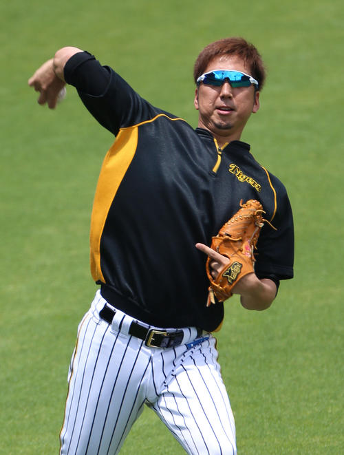 キャッチボールで汗を流す藤川球児（撮影・上山淳一）