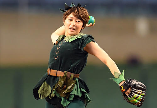 西武対オリックス　始球式を務めた吉柳咲良（撮影・たえ見朱実）
