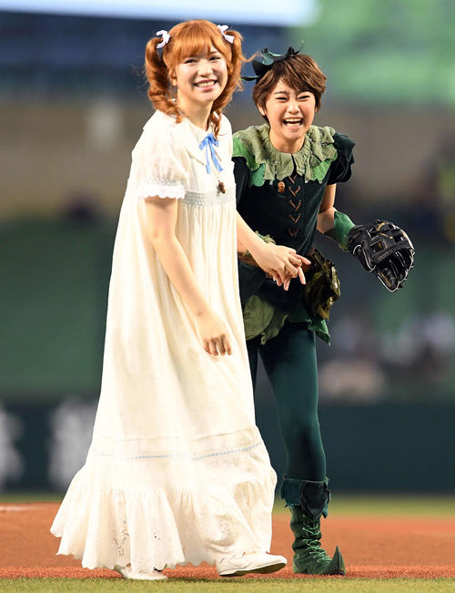 西武対オリックス　始球式を務めた吉柳咲良（右）は、河西智美と笑顔を見せる（撮影・たえ見朱実）