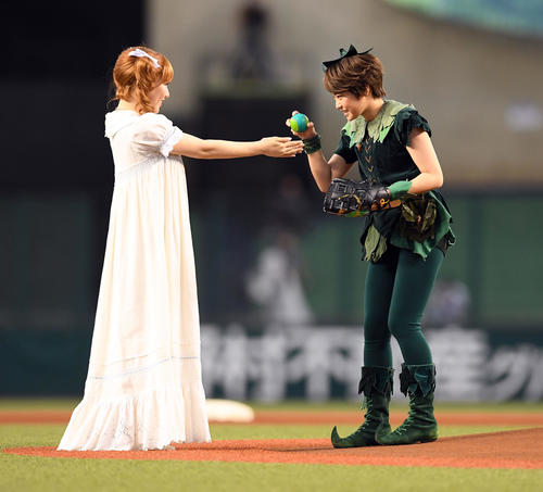 西武対オリックス　始球式を務める吉柳咲良は、河西智美じゃらボールを受け取る（撮影・たえ見朱実）