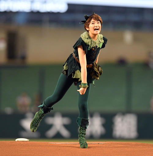 西武対オリックス　始球式を務めた吉柳咲良（撮影・たえ見朱実）