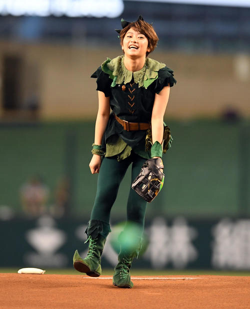 西武対オリックス　始球式を務めた吉柳咲良（撮影・たえ見朱実）