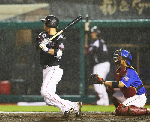 楽天対ロッテ　4回表ロッテ2死一、二塁、清田は右越え適時二塁打を放つ。捕手堀内（撮影・足立雅史）