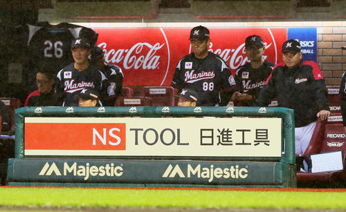 楽天対ロッテ　雨の降る中、戦況を見つめるロッテ井口監督（右端）（撮影・足立雅史）