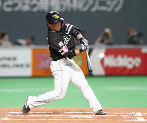 日本ハム対ソフトバンク　6回表ソフトバンク2死、右越え本塁打を放つ甲斐（撮影・黒川智章）