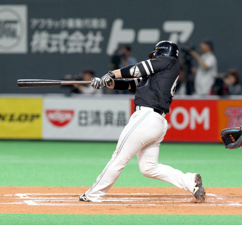 日本ハム対ソフトバンク　6回表ソフトバンク2死、甲斐は右越えソロ本塁打を放つ（撮影・佐藤翔太）