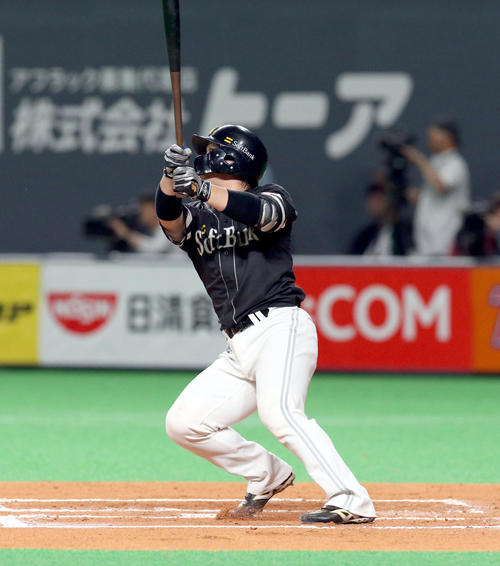 日本ハム対ソフトバンク　6回表ソフトバンク2死、甲斐は右越えソロ本塁打を放つ（撮影・佐藤翔太）