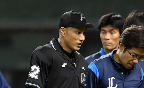 西武対オリックス　9回表、ファールチップが当たり治療へ向かう村山太朗球審（撮影・たえ見朱実）