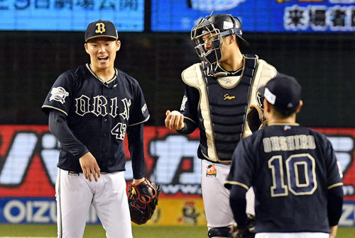 西武対オリックス　プロ初の完封勝利に笑顔のオリックス山本（左）と若月（撮影・滝沢徹郎）