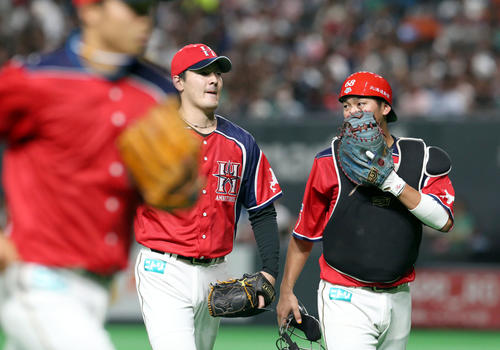 日本ハム対ソフトバンク　4回表を無失点に抑えベンチに戻る日本ハム有原と石川亮（撮影・佐藤翔太）