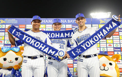 DeNA対広島　試合に勝利しお立ち台で笑顔を見せる、左からDeNAロペス、筒香、ソト（撮影・鈴木正人）
