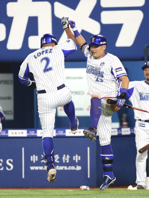 DeNA対広島　7回裏DeNA1死二塁、ロペス（左）は左越え本塁打を放ち筒香と喜ぶ（撮影・鈴木正人）