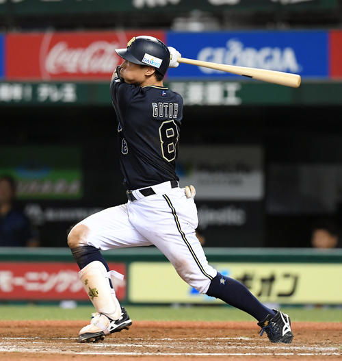 西武対オリックス　9回表オリックス2死一、二塁、右越えに今季1号の3点本塁打を放つ後藤（撮影・たえ見朱実）