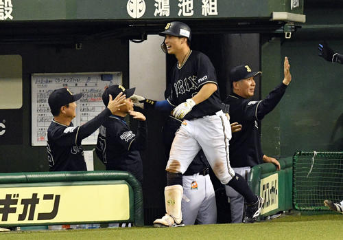 西武対オリックス　9回表オリックス2死一、二塁、右越え3点本塁打を放った後藤（手前）は生還し西村監督（後列左から2人目）とタッチを交わす（撮影・滝沢徹郎）