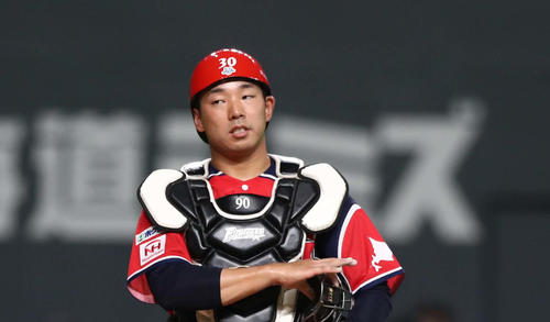 日本ハム対ソフトバンク　7回表、宇佐見は実松の防具を借りて守備に就く（撮影・黒川智章）