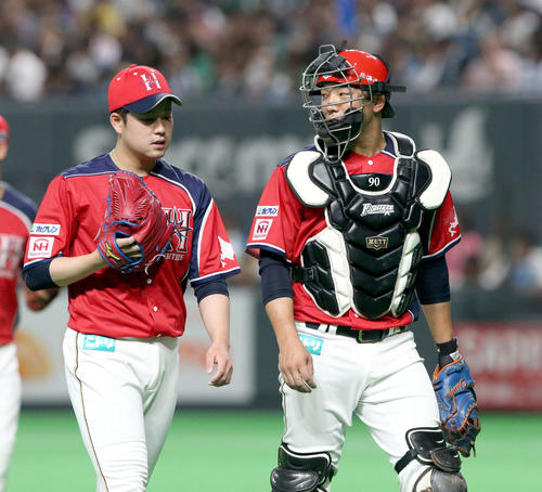 日本ハム対ソフトバンク　会話しながらベンチに戻る日本ハム堀と宇佐見（右）（撮影・佐藤翔太）