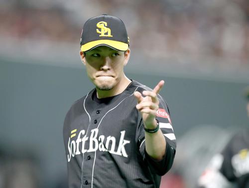 日本ハム対ソフトバンク　2回裏、三者凡退に抑え、ベンチに引き揚げる千賀（撮影・黒川智章）