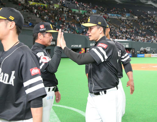 日本ハム対ソフトバンク　試合後、工藤監督とハイタッチする千賀（撮影・黒川智章）
