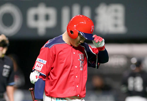日本ハム対ソフトバンク　2回裏日本ハム2死、三振に終わりベンチに戻る清宮（撮影・佐藤翔太）