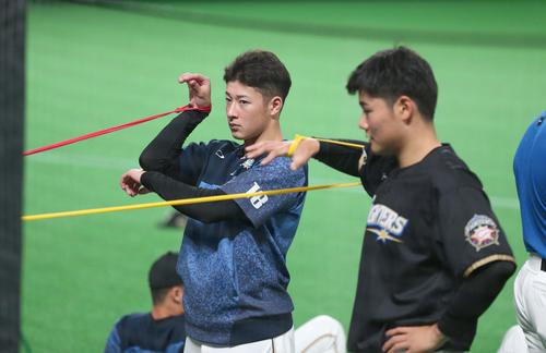 日本ハム対ソフトバンク　トレーニングする吉田輝。右は清宮（撮影・黒川智章）