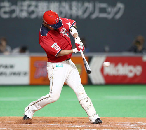 日本ハム対ソフトバンク　4回裏日本ハム2死一、二塁、中前適時打を放つ石川亮（撮影・黒川智章）