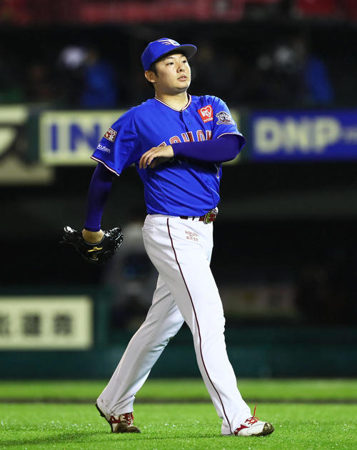 楽天対ロッテ　9回表ロッテ2死満塁、清田に中前2点適時打を浴びた松井（撮影・足立雅史）