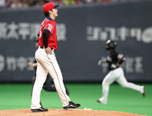 日本ハム対ソフトバンク　6回表ソフトバンク2死、甲斐に右越え本塁打を浴びる有原（撮影・黒川智章）