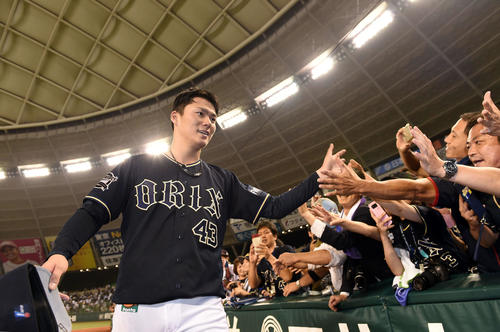 西武対オリックス　完封勝利を飾りファンとハイタッチするオリックスの山本（撮影・たえ見朱実）