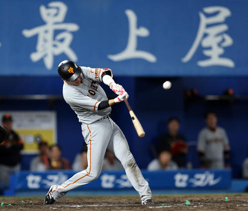 ヤクルト対巨人　9回表巨人1死、ソロ本塁打を放つ坂本勇（撮影・狩俣裕三）
