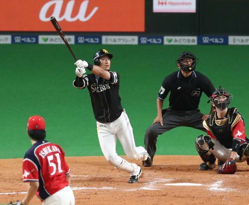 日本ハム対ソフトバンク　9回表ソフトバンク2死一塁、左越え2点本塁打を放つ上林（撮影・黒川智章）