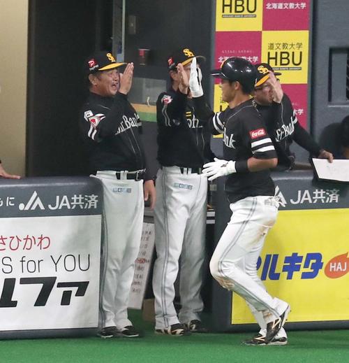日本ハム対ソフトバンク　9回表、2点本塁打を放った上林を出迎える工藤監督（左）（撮影・黒川智章）