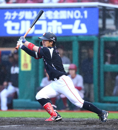 楽天対ロッテ　5回表ロッテ2死二塁、鈴木は中前適時打を放つ（撮影・足立雅史）