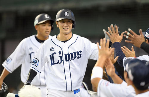 西武対オリックス　6回裏西武2死一塁、左越えに今季1号2点本塁打を放った金子侑（撮影・たえ見朱実）