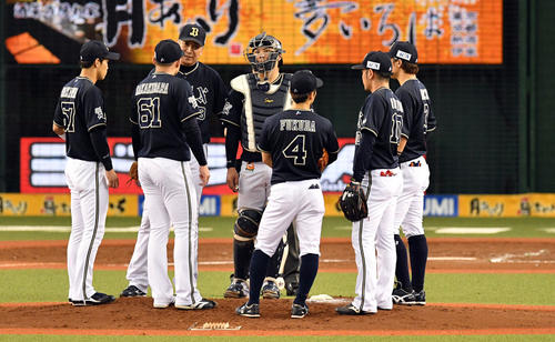 西武対オリックス　3回裏、ピンチにマウンドに集まるオリックスナイン（撮影・滝沢徹郎）